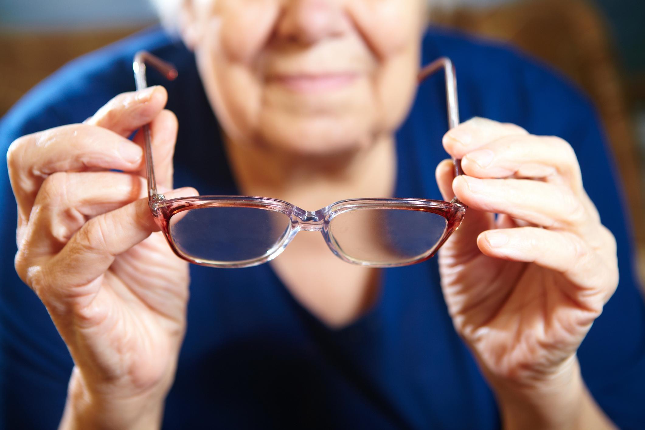 zaburzenia wzroku u starszej osoby